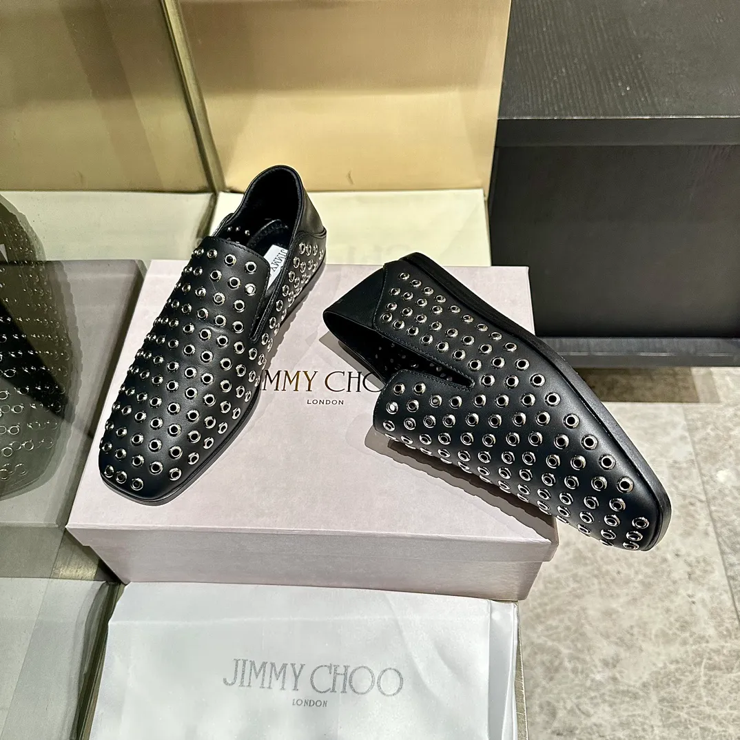 👟👟Ex-factory price 660👟👟 The new JIMMY CHOO, Loaf shoes, exclusive sale, rivet decoration design style is very unique, designed with the latest technology, strong three-dimensional effect👍Multiple technologies are integrated together, subverting fashion, super stylish! The combination is super beautiful. The original version is 1:1, versatile and trendy, both salty and sweet! Size: 35-40 Outsole: Leather outsole